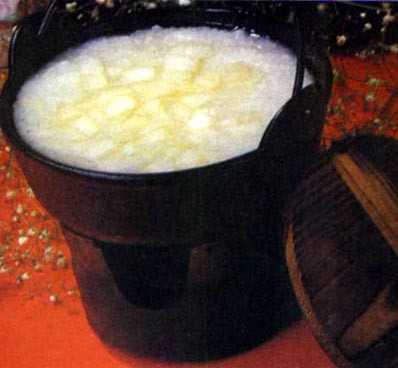 1. Cháo khoai lang: Khoai lang 200g, nghệ vàng 10g, đường đỏ 50g. Nghệ rửa sạch giã nhỏ, khoai lang rửa thái miếng, cho cả vào nồi đổ nước vừa đủ đun cho khoai nhừ, khuấy đều thành cháo, cho đường đỏ vào để sôi lại chốc lát là được. Ngày ăn 2 lần vào lúc đói. Khi thấy đại tiện ngày 1 lần (hết táo bón) thì ngừng ăn.