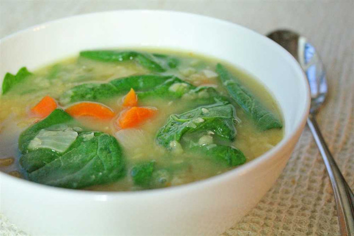 8. Cháo thịt nấu với rau chân vịt: Rau chân vịt chứa nhiều vitamin, đặc biệt là hàm lượng vitamin A, B, C cao hơn rau thông thường, nên được gọi là "kho báu vitamin"; rau nấu thành cháo, thích hợp cho thai phụ.