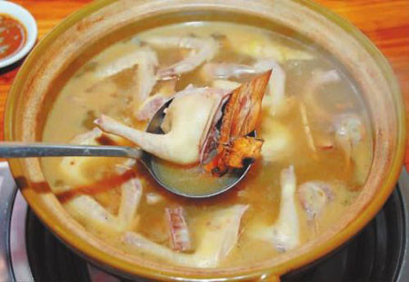 9. Cháo chim bồ câu, hạnh nhân: Sau khi sinh nở, phụ nữ cần được bồi bổ để bù đắp lại sức lực đã tiêu hao cũng nhưng lượng máu bị mất. Một số món ăn sau đây sẽ giúp các bà mẹ nhanh chóng hồi sức và có sữa cho em bé.