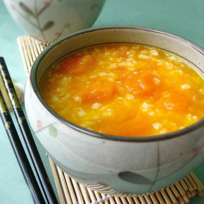 3. Cháo cà rốt: Cà rốt 200g, rau bắp cải 100g, gạo tẻ 100g, thịt heo nạc 100g, dầu, mắm muối vừa đủ. Cà rốt cạo sạch vỏ ngoài rồi nạo hay mài nhỏ. Bắp cải làm sạch thái nhỏ, gạo xay bột. Thịt heo nạc rửa sạch băm nhỏ ướp muối, rồi cho dầu xào chín. Cho bột gạo vào nồi đổ đủ nước, dùng lửa nhỏ đun sôi nhừ, cho cà rốt và bắp cải vào để sôi tiếp thì cho nốt thịt heo băm đã xào vào, sôi nhào là được. Ngày ăn 1 lần, cần ăn liền 3-5 ngày.