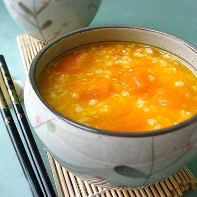 3. Cháo cà rốt: Cà rốt 200g, rau bắp cải 100g, gạo tẻ 100g, thịt heo nạc 100g, dầu, mắm muối vừa đủ. Cà rốt cạo sạch vỏ ngoài rồi nạo hay mài nhỏ. Bắp cải làm sạch thái nhỏ, gạo xay bột. Thịt heo nạc rửa sạch băm nhỏ ướp muối, rồi cho dầu xào chín. Cho bột gạo vào nồi đổ đủ nước, dùng lửa nhỏ đun sôi nhừ, cho cà rốt và bắp cải vào để sôi tiếp thì cho nốt thịt heo băm đã xào vào, sôi nhào là được. Ngày ăn 1 lần, cần ăn liền 3-5 ngày.