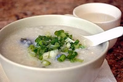 6. Cháo chân chó: Thịt chó có tác dụng thông mạch, lợi sữa, tiêu viêm, tốt cho những người cơ thể suy nhược, thận dương hư, chính khí suy yếu... Ngoài gạo thì món cháo chân chó thường được hầm chung với lá đinh lăng. Cả 3 thứ này cộng lại vừa có tác dụng bổ tì vị, chống hư tổn, thông mạch, lợi sữa vừa giúp giải độc, tiêu sưng viêm, tăng sức đề kháng, kích thích tử cung co bóp tống đẩy huyết hôi sau sinh.