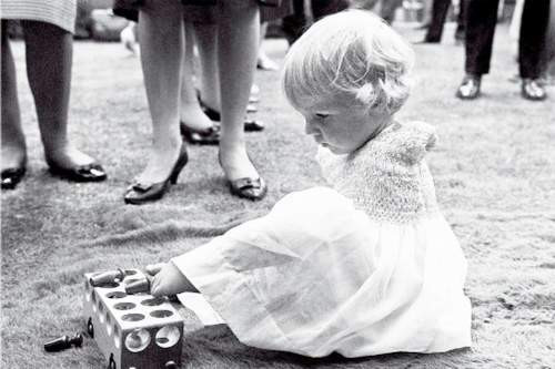 Em bé không tay này là nạn nhân của thuốc an thần thalidomide.