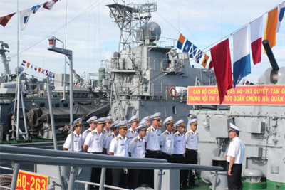 Cán bộ, chiến sĩ tàu HQ-263 nhận nhiệm vụ trước khi bước vào thi tàu tốt.