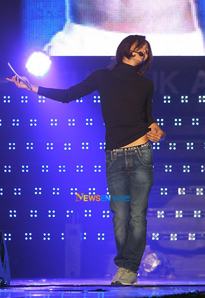 ... Jang Geun Suk còn mang cả hành động gợi cảm này lên sân khấu biểu diễn. ... Jang Geun Suk còn mang cả hành động gợi cảm này lên sân khấu biểu diễn.