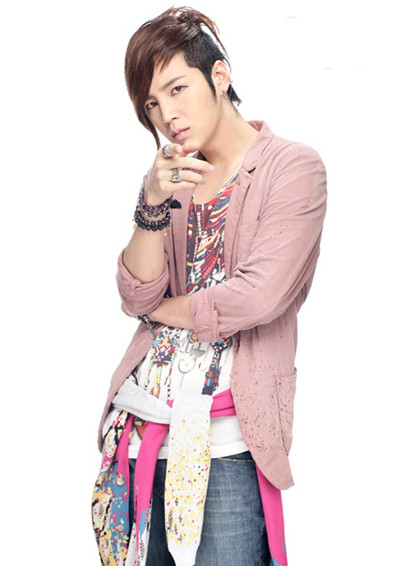 Màu hồng nữ tính là gam màu ưa thích của chàng diễn viên họ Jang. Anh áp dụng tông màu này cho nhiều kiểu trang phục như áp vest, măng-tô, khăn quàng cổ, quần bó... Màu hồng nữ tính là gam màu ưa thích của chàng diễn viên họ Jang. Anh áp dụng tông màu này cho nhiều kiểu trang phục như áp vest, măng-tô, khăn quàng cổ, quần bó...