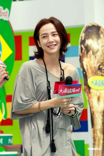 Không ai nghĩ rằng một nam nghệ sĩ lại có thể mặc áo thun lệch vai và có tác phong "ẻo lả" như thế này. Không ai nghĩ rằng một nam nghệ sĩ lại có thể mặc áo thun lệch vai và có tác phong "ẻo lả" như thế này.