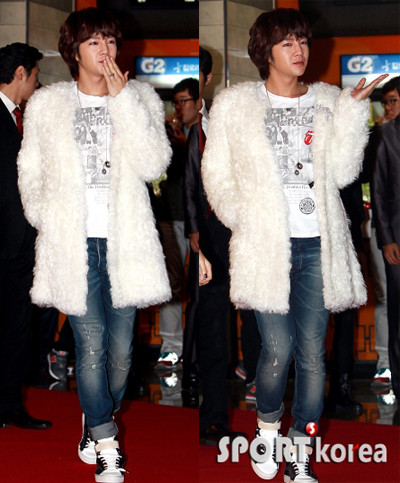 Anh chàng bước lên thảm đỏ với áo choàng lông trắng muốt và cử chỉ điệu đà. Anh chàng bước lên thảm đỏ với áo choàng lông trắng muốt và cử chỉ điệu đà.