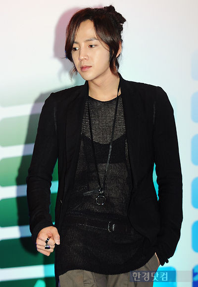 Thậm chí, nam diễn viên còn mặc áo lưới và cả... áo ngực khi tham gia sự kiện. Thậm chí, nam diễn viên còn mặc áo lưới và cả... áo ngực khi tham gia sự kiện.