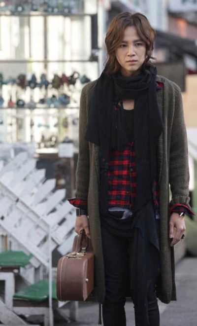 Jang Geun Suk rất chuộng kiểu mix thật nhiều lớp áo và khăn, tuy nhiên, trông anh chàng có vẻ luộm thuộm và "rách rưới" với xì-tai này. Jang Geun Suk rất chuộng kiểu mix thật nhiều lớp áo và khăn, tuy nhiên, trông anh chàng có vẻ luộm thuộm và "rách rưới" với xì-tai này.