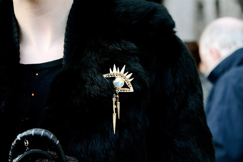 Đôi mắt với thiết kế cá tính khiến chiếc áo lông càng thêm đặc sắc.