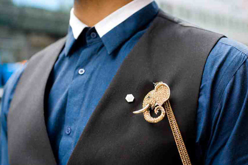 Kẹp cài áo hình đầu voi nạm đá lấp lánh sành điệu.