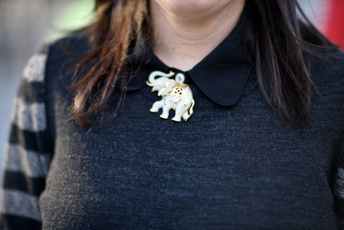 Cài áo hình chú voi điệu đà .