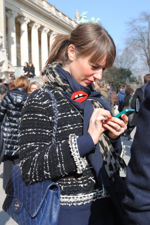 Đôi môi đỏ mọng và hàm răng thưa cực mốt.