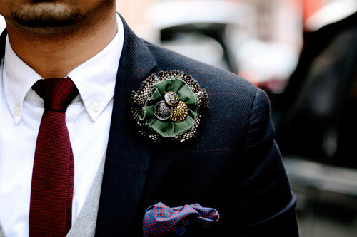 Qúy ông làm điệu với hoa cài và nơ kẹp .