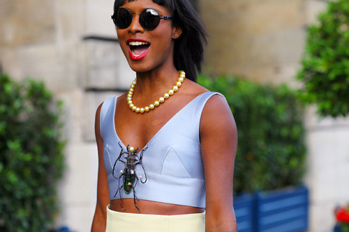 Cài áo hình chú xén tóc đính ngọc trai độc đáo và cá tính.