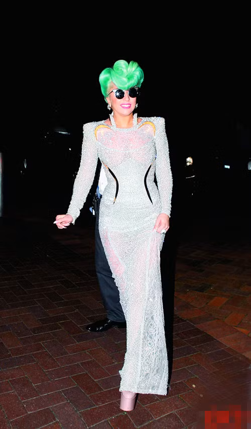 Không có gì phải phàn nàn về chiếc váy của Atelier Versace, tuy nhiên, mái tóc xanh sáng rực một góc thì đúng là cách mà Lady Gaga dùng gây chú ý.