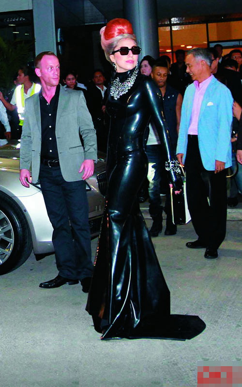 Kín mít từ đầu đến chất trong chiếc váy da bó sát, dài quét đất, song khi nhìn lên trên, hẳn nhiều người sẽ sững sờ với mái tóc kiểu cách và phối màu không giống ai của nữ ca sĩ lập dị. Kín mít từ đầu đến chất trong chiếc váy da bó sát, dài quét đất, song khi nhìn lên trên, hẳn nhiều người sẽ sững sờ với mái tóc kiểu cách và phối màu không giống ai của nữ ca sĩ lập dị.