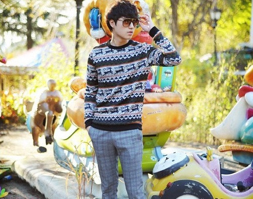 Mẫu áo len họa tiết với các chú tuần lộc mang lại phong cách trẻ trung và cá tính.