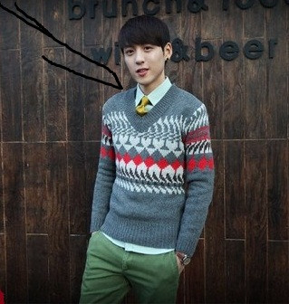 Mẫu áo len họa tiết với các đường viền và hình khối giúp các chàng trai lịch lãm và nam tính hơn.