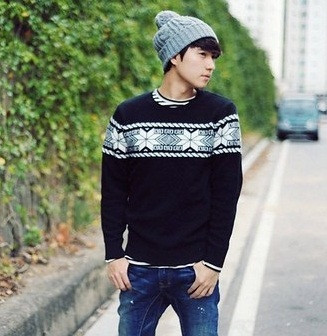 Mẫu áo len họa tiết với hoa văn cách điệu dành cho các tín đồ yêu thích sự trẻ trung, năng động và cũng kém phần cá tính.