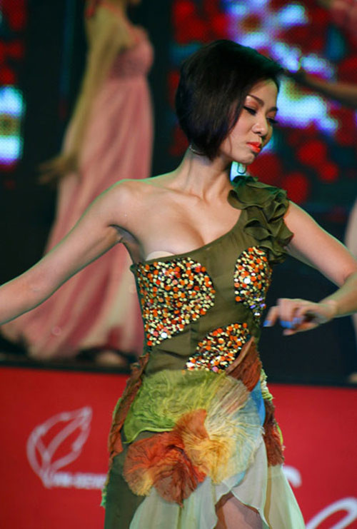 Thu Minh 'lộ' cả nội y.