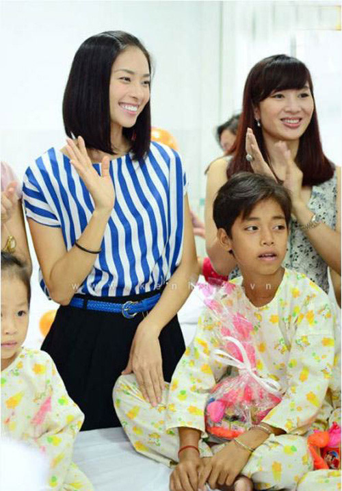 Ngô Thanh Vân với áo kẻ sọc xanh trắng mix cùng quần tối màu luôn giúp cô trẻ trung và nữ tính.