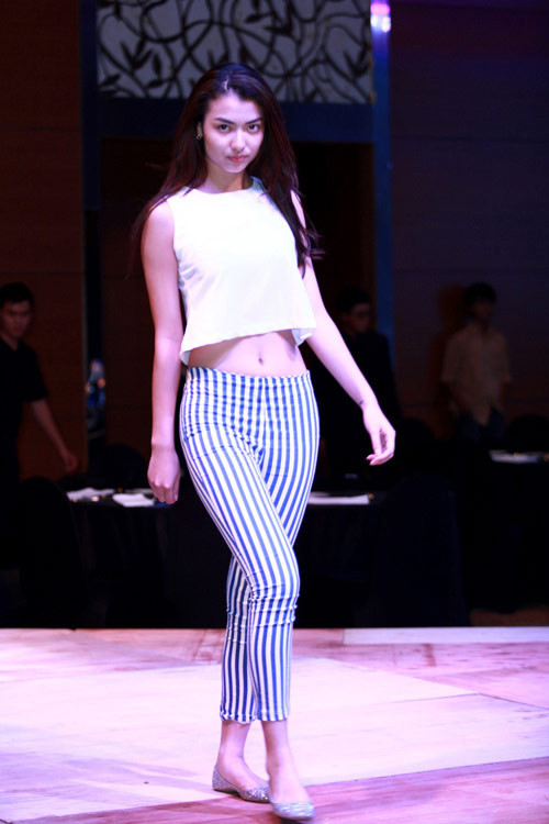 Hồng Quế với chiếc quần kẻ sọc cùng đôi giày bệt ánh kim, chứng tỏ cô nàng có "gu" chọn đồ khá ổn.