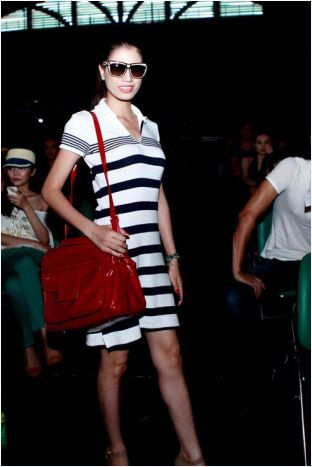 Trang Trần phối màu đen trắng từ kính cho đến trang phục.