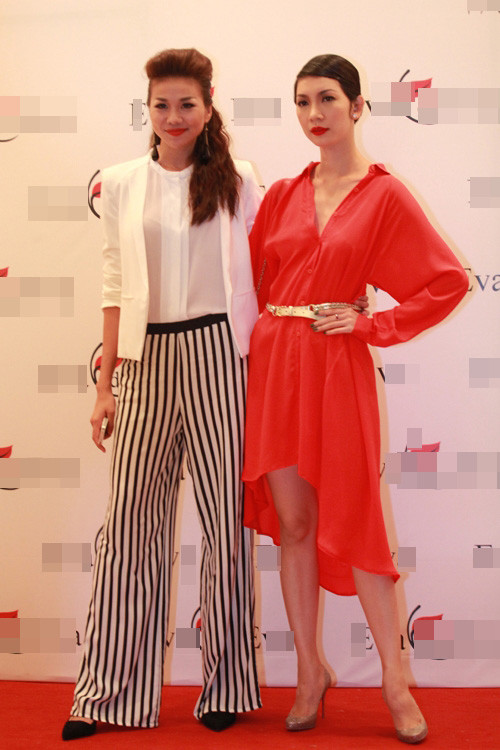 Thanh Hằng thanh lịch và nền nã khi mix quần ống rộng kẻ đen trắng cùng áo vest.