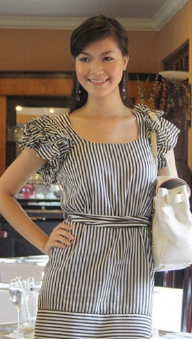 Thùy Dung giản dị và mộc mạc với kẻ sọc.