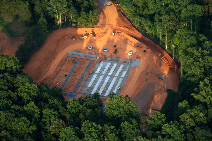 Nhà máy khí sinh học (nằm phía Tây Bắc của trung tâm dữ liệu chính): sử dụng pin năng lượng Bloom Energy để chuyển đổi khí sinh học thành điện năng, công suất đạt 4,8 MW.