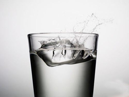 Đồ uống lạnhKhi đói, dạ dày bạn trống rỗng, uống nước lạnh có thể làm thành dạ dày co lại, khiến dạ dày không còn khả năng hoạt động. Hiện tượng kéo dài sẽ gây ra phản ứng enzim, làm nảy sinh bệnh về dạ dày – ruột. Điều này đặc biệt nghiêm trọng đối với những phụ nữ bị rối loạn kinh nguyệt. Đồ uống lạnhKhi đói, dạ dày bạn trống rỗng, uống nước lạnh có thể làm thành dạ dày co lại, khiến dạ dày không còn khả năng hoạt động. Hiện tượng kéo dài sẽ gây ra phản ứng enzim, làm nảy sinh bệnh về dạ dày – ruột. Điều này đặc biệt nghiêm trọng đối với những phụ nữ bị rối loạn kinh nguyệt.