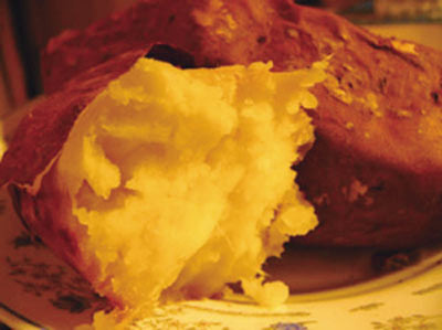 Khoai lang: Khoai có thể làm tăng sản sinh axít trong dạ dày. Những người bị viêm sưng và đau dạ dày không nên ăn khoai, đặc biệt khi đói, nếu muốn tránh làm bệnh của mình thêm trầm trọng. Khoai lang: Khoai có thể làm tăng sản sinh axít trong dạ dày. Những người bị viêm sưng và đau dạ dày không nên ăn khoai, đặc biệt khi đói, nếu muốn tránh làm bệnh của mình thêm trầm trọng.