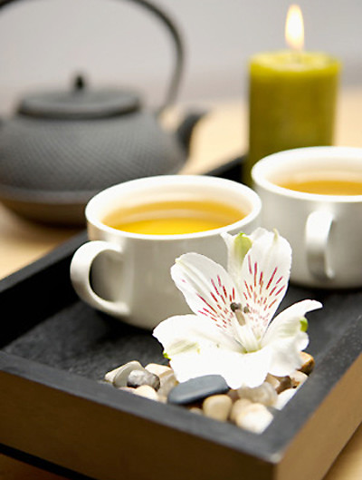 Uống trà khi đói, dịch vị dạ dày sẽ bị loãng đi, làm giảm tác dụng tiêu hóa thức ăn của dạ dày. Nếu uống nhiều trà có thể gây ra hiện tượng “say trà” với các biểu hiện: chóng mặt, mệt mỏi, đứng không yên và luôn có cảm giác chênh vênh. Để có thể tận hưởng được vị ngon, cảm giác thảnh thơi của thú thưởng trà, bạn nên uống trà sau bữa ăn khoảng 1 – 2 giờ. Uống trà khi đói, dịch vị dạ dày sẽ bị loãng đi, làm giảm tác dụng tiêu hóa thức ăn của dạ dày. Nếu uống nhiều trà có thể gây ra hiện tượng “say trà” với các biểu hiện: chóng mặt, mệt mỏi, đứng không yên và luôn có cảm giác chênh vênh. Để có thể tận hưởng được vị ngon, cảm giác thảnh thơi của thú thưởng trà, bạn nên uống trà sau bữa ăn khoảng 1 – 2 giờ.