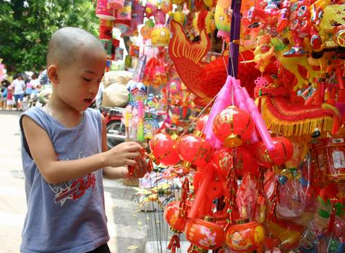 Cần thận trọng khi chọn đồ chơi cho con trẻ. Ảnh: Tuấn Anh Cần thận trọng khi chọn đồ chơi cho con trẻ. Ảnh: Tuấn Anh