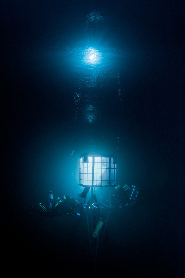 Một chiếc lồng an toàn dành cho các thợ lặn trong bóng tối đen đặc dưới vùng nước sâu của hồ Goluboe. Một chiếc lồng an toàn dành cho các thợ lặn trong bóng tối đen đặc dưới vùng nước sâu của hồ Goluboe.