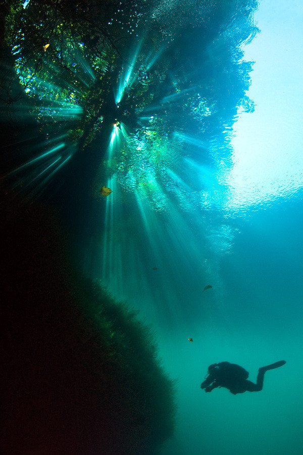 Tương truyền, hồ nằm trên tuyến đường thương mại của các đoàn lữ hành thời cổ. Đây còn được cho là nơi chôn giữ các thiết bị quân sự và xe tải chở rượu từ thời Thế chiến thứ hai. Tương truyền, hồ nằm trên tuyến đường thương mại của các đoàn lữ hành thời cổ. Đây còn được cho là nơi chôn giữ các thiết bị quân sự và xe tải chở rượu từ thời Thế chiến thứ hai.