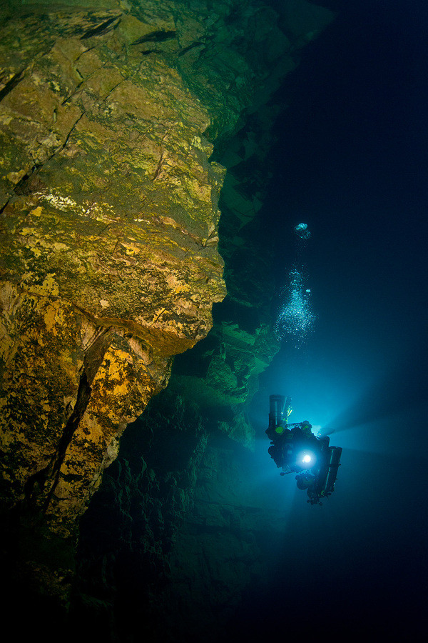 Họ đi đến kết luận rằng, dòng chảy của nước đã hòa tan đá vôi và khoét một hang động rất dài chạy sâu phía dưới hồ Goluboe. Họ đi đến kết luận rằng, dòng chảy của nước đã hòa tan đá vôi và khoét một hang động rất dài chạy sâu phía dưới hồ Goluboe.