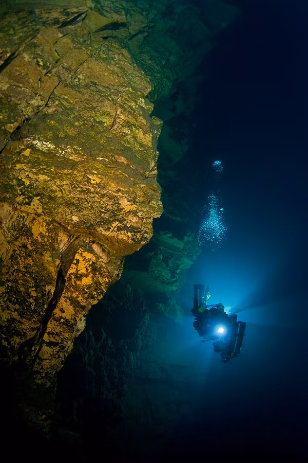 Họ đi đến kết luận rằng, dòng chảy của nước đã hòa tan đá vôi và khoét một hang động rất dài chạy sâu phía dưới hồ Goluboe.