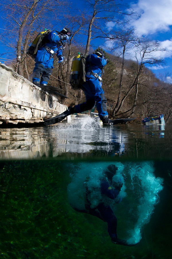 Để tìm kiếm hang động bí ẩn, các nhà khoa học đã trang bị những bộ quần áo lặn đặc biệt để chống lại cái lạnh khắc nghiệt của hồ nước. Để tìm kiếm hang động bí ẩn, các nhà khoa học đã trang bị những bộ quần áo lặn đặc biệt để chống lại cái lạnh khắc nghiệt của hồ nước.