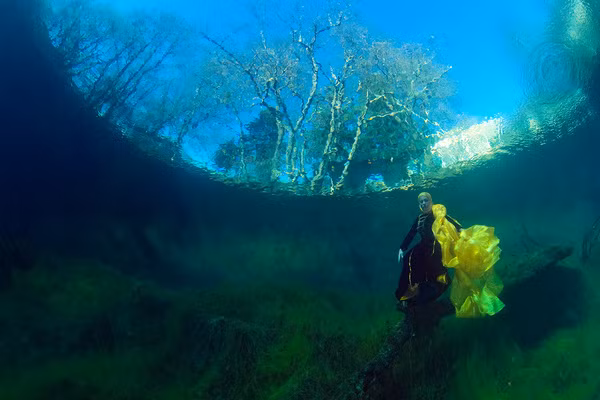 Đầu năm 2012, một chuyến khảo sát hồ Goluboe đã được tiến hành với hy vọng khôi phục sự chú ý của khách du lịch tới vùng hồ. Bức hình chụp nữ vận động viên lặn tự do Natalya Avseenko đang lặn xuống hồ trong bộ trang phục dân tộc.