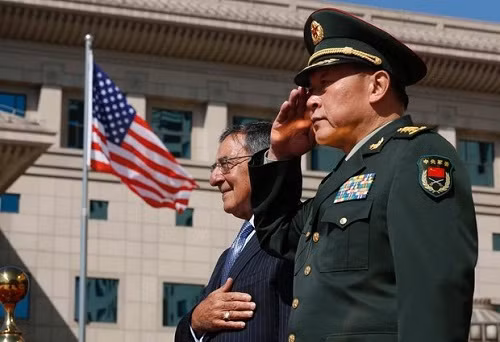 Bộ trưởng Quốc phòng Mỹ Leon Pantta và Bộ trưởng Quốc phòng Trung Quốc Lương Quang Liệt (Nguồn: AFP)