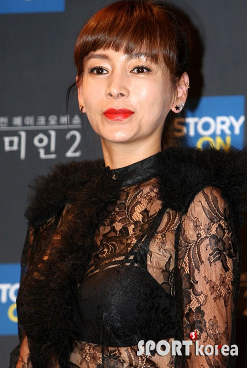 Gương mặt người đẹp dù đã trang điểm tỉ mẩn vẫn không giấu nổi những vết hằn thời gian.