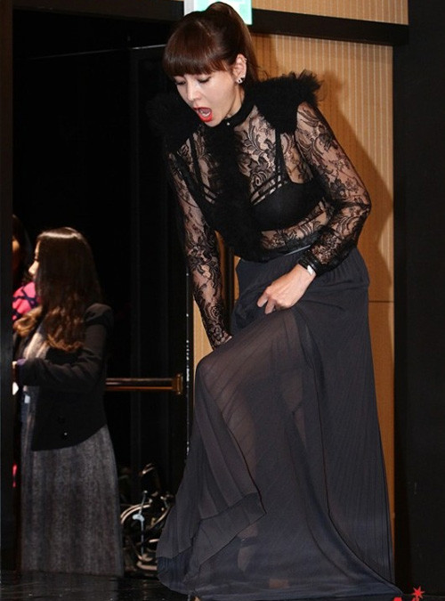 Nữ diễn viên nổi tiếng Hwang Shin Hye sinh năm 1963 khiến mọi người bất ngờ khi mặc bộ đầm dài lòe xòe, dài quết đất.