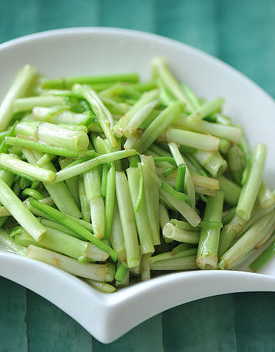 13. Rau cần: Rau cần rươi rửa sạch, giã nhuyễn để lọc lấy nước uống. 13. Rau cần: Rau cần rươi rửa sạch, giã nhuyễn để lọc lấy nước uống.