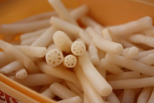 11. Ngó sen: Có hai cách, thứ nhất bạn giã nhuyễn ngó sen tươi, lọc lấy nước uống. Thứ hai, ngó sen tươi được cắt nhỏ, trộn chung với đường và giấm để ăn. 11. Ngó sen: Có hai cách, thứ nhất bạn giã nhuyễn ngó sen tươi, lọc lấy nước uống. Thứ hai, ngó sen tươi được cắt nhỏ, trộn chung với đường và giấm để ăn.