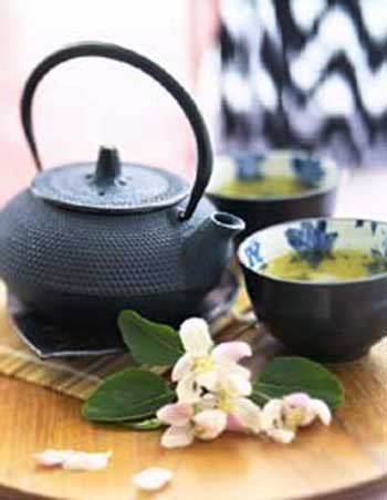 3. Trà: Thành phần tanin có trong trà rất có ích trong việc giải độc cồn trong rượu. Uống từng hớp trà nhỏ nhiều lần sẽ làm tỉnh cơn say. 3. Trà: Thành phần tanin có trong trà rất có ích trong việc giải độc cồn trong rượu. Uống từng hớp trà nhỏ nhiều lần sẽ làm tỉnh cơn say.