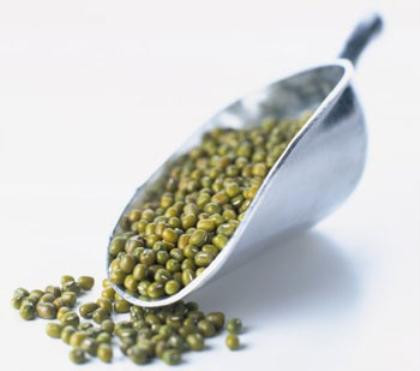 7. Đậu xanh: Rửa sạch đậu xanh bằng nước sôi, giã nhuyễn, hòa chung với nước sôi và lọc lấy nước để uống. Thêm một cách khác là nấu nhừ đậu xanh và cam thảo để ăn. 7. Đậu xanh: Rửa sạch đậu xanh bằng nước sôi, giã nhuyễn, hòa chung với nước sôi và lọc lấy nước để uống. Thêm một cách khác là nấu nhừ đậu xanh và cam thảo để ăn.