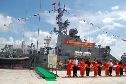 Lễ cắt băng khánh thành bàn giao Tàu pháo.